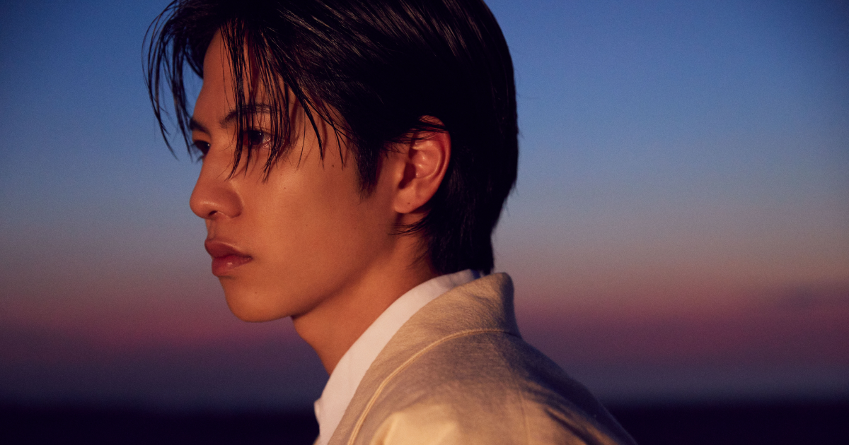 志尊淳の病気は何だった？最近見ない理由のは何故？現在の活動は？ 人気俳優の志尊淳さんは、ドラマや舞台で注目を集めています。NHK朝ドラ「らんまん」では竹雄役を演じ、ファンを魅了していますが、数年前に病気で入院したことも記憶に新しいでしょう。本記事では、志尊淳の病気の詳細や現在の様子などを詳しく取り上げました。 志尊淳の病気は『心不全』 俳優の志尊淳さんが急性心筋炎で入院治療を受けていたことが報告されました。当初は風邪のような症状だったものの、次第に呼吸困難や胸の痛みが現れ、受診したところ心不全と診断されたのだそうです。数日間の集中治療室（ICU）での治療を経て、無事に退院したとXにて報告(2021年4月)しました。 志尊淳心無いメッセージにも負けずファンに感謝の言葉 志尊さんは2021年3月に急性心筋炎・心膜炎と診断され、4月に退院しました。2022年には、闘病中の人々に向けて「大丈夫だと信じる。最大級のエールを。」とコメントしました。しかし、2023年8月11日にInstagramのストーリーズに「病気で死ねばよかったのに」という心無いメッセージを受け取ったことを公開し、「スルースキルを持っていても悲しい」と述べました。それでも、ファンからの応援メッセージに感謝し、「争わないでね」と呼びかけました。SNS上では、志尊さんを応援するコメントが多く寄せられています。 志尊淳・個人事務所で新たな挑戦！ 最近見かけない理由としては、2023年末をもって所属事務所から独立することを発表したからでしょう。事務所の公式サイトによると、契約満了に伴い、2023年12月31日をもって個人会社にマネージメント業務を移行するとのこと。2011年に俳優デビューし、映画やドラマで活躍してきた志尊淳さんは、12年間所属した事務所を退所することについて、自身のSNSで心境を報告していました。志尊淳さんは「色んなことに挑戦していきたい」との意欲を示しており、これからの活躍が楽しみですね。 https://twitter.com/Libra_phantom/status/1824983534295196052 日本人初の『Friend of NARS』に就任 ブランドの魅力を発信する「Friend of NARS」に、志尊淳さんが日本人として初めて就任しました。世界でも数人しかいないこの就任について、志尊さんは「非常にプレッシャーを感じましたが、この立場に立つ以上、NARSの信念を学び、それを表現しなければならないと感じました。軽い気持ちではできません。せっかくいただいた機会なので、自分なりの表現をNARSとともに発信していきたいです」と意気込みを語りました。 志尊淳プロフィール 志尊淳さんは、ドラマや映画、舞台など幅広いジャンルで活躍している俳優さんです。 ● 名前: 志尊 淳 (しそん じゅん) ● 生年月日: 1995年3月5日 ● 出身地: 東京都 ● 身長: 178 cm ● 血液型: A型 ● 職業: 俳優、タレント ● デビュー: 2011年、舞台『ミュージカル・テニスの王子様2ndシーズン』で俳優デビュー 最後に 現在、志尊淳さんはドラマや映画での活動を再開しており、特に話題の作品「幽遊白書」や「フェルマーの料理」などで注目を集めていますね。また、個人事務所を立ち上げたことで、今後のさらなる活躍が期待されていることでしょう。ますます志尊淳さんから目が離せません！